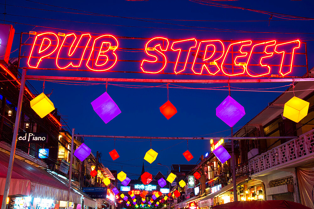 Pub Street, a night life hotspot, at night, in Siem Reap, Cambodia, Indochina, Southeast Asia, Asia