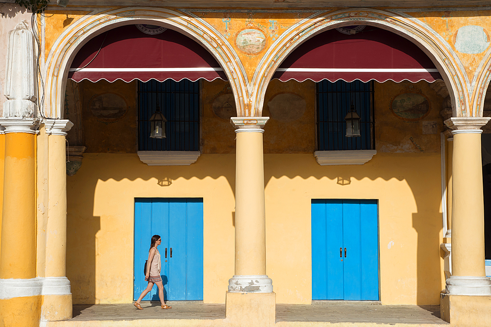 Plaza Vieja, Old Havana, UNESCO World Heritage Site, Havana, Cuba, West Indies, Caribbean, Central America