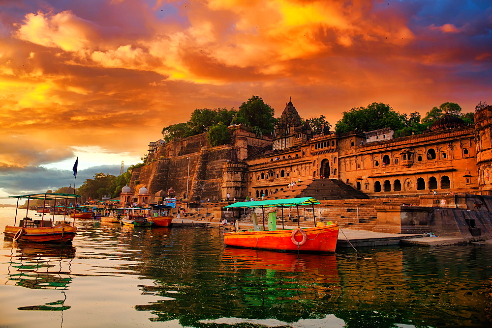 Maheshwar Ghat, a religious Hindu river bank famous amongst pilgrims, Maheshwar, State of Madhya Pradesh, India, Asia