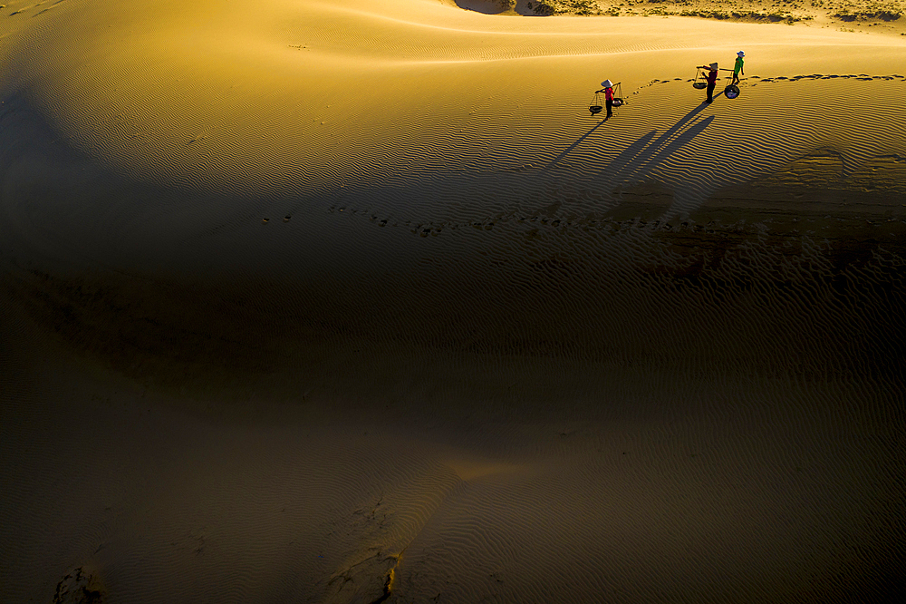 People walking home across Nam Cuong sand dunes, Ninh Thuan, Vietnam, Indochina, Southeast Asia, Asia