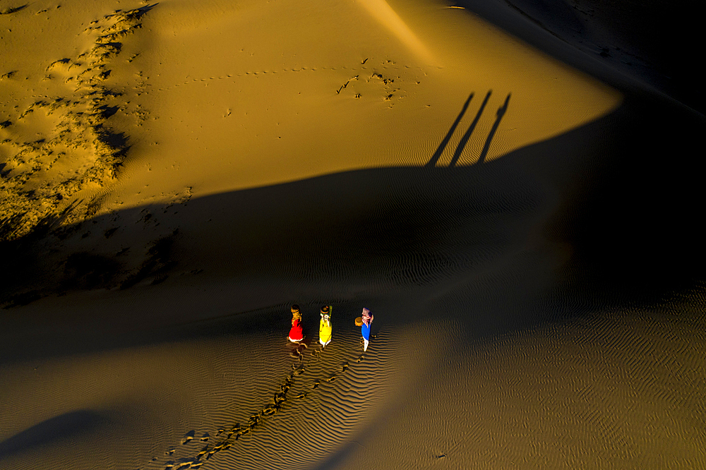 People walking home across Nam Cuong sand dunes, Ninh Thuan, Vietnam, Indochina, Southeast Asia, Asia