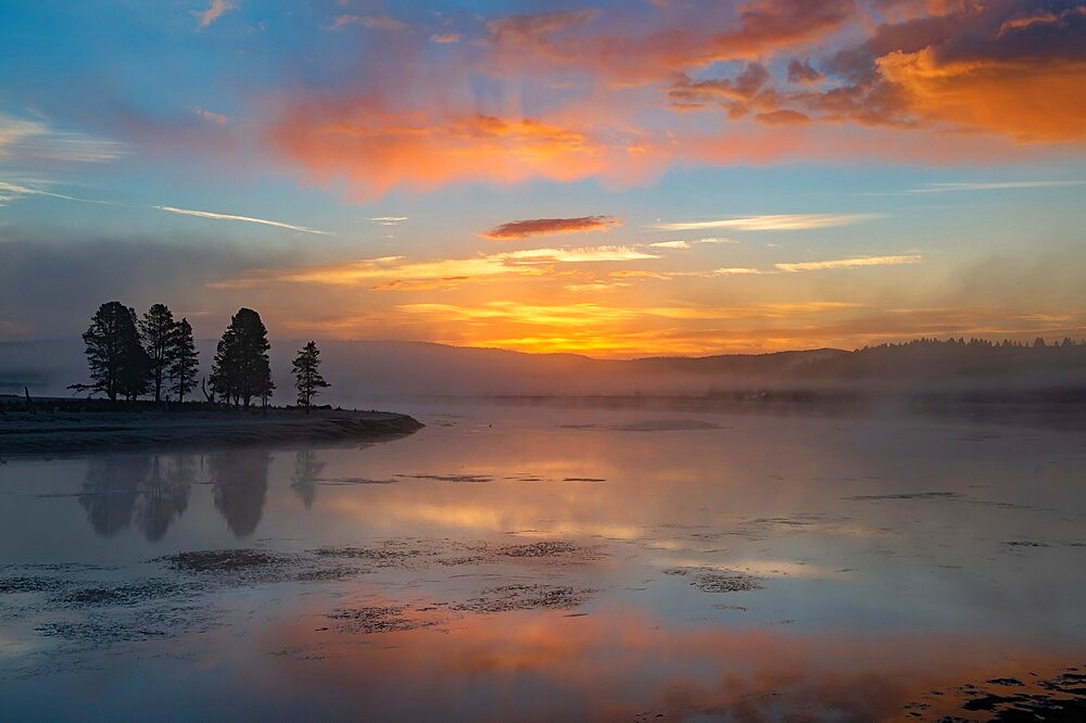 Sunrise over Yellowstone Lake with reflection, Yellowstone National Park, UNESCO World Heritage Site, Wyoming, United States of America, North America