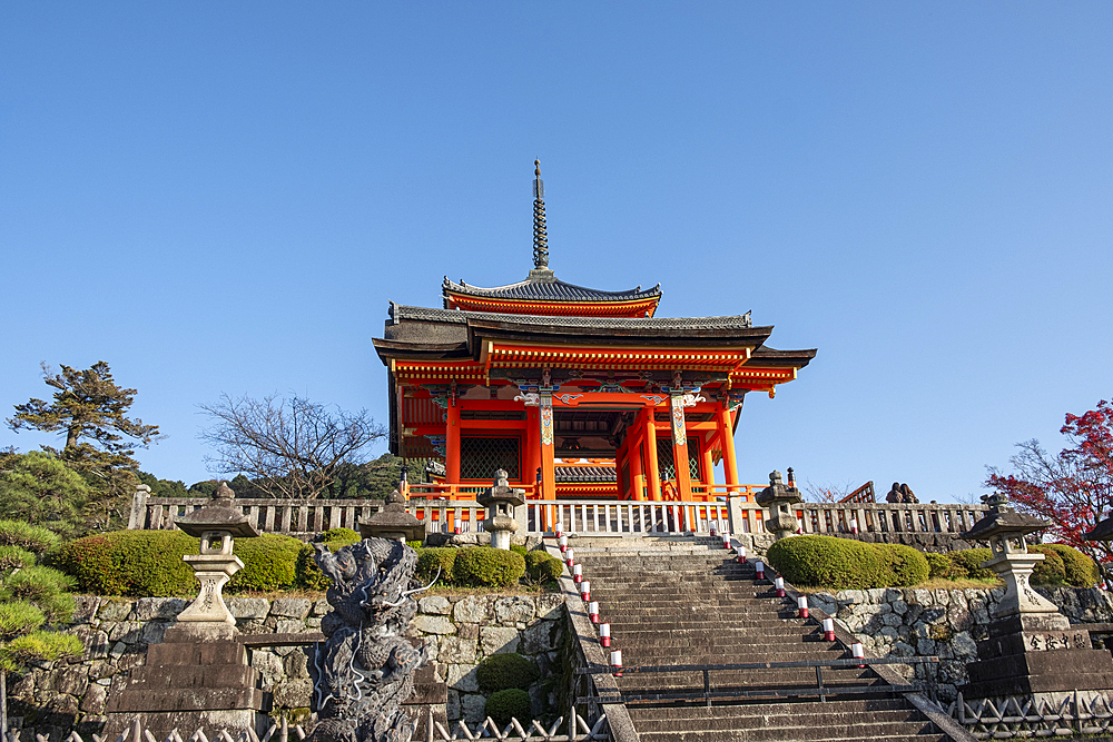 Kiyomizu-dera Buddhist Temple west gate in Kyoto, UNESCO World Heritage Site, Honshu, Japan, Asia