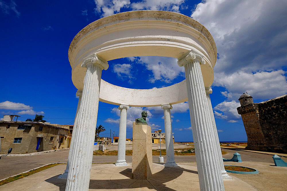 Sculpture of Ernest Hemingway at Cojimar Fort, Cojimar, Cuba, West Indies, Central America