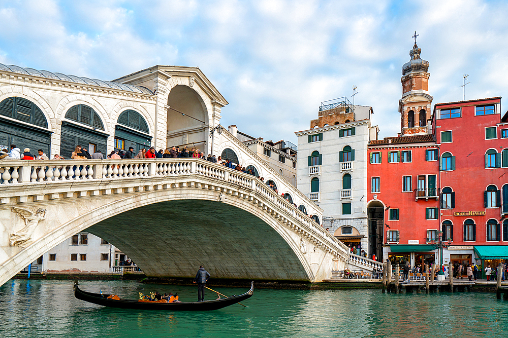 Rialto Bridge full of tourists looking at a gondola on the Grand Canal, Venice, UNESCO World Heritage Site, Veneto, Italy, Europe