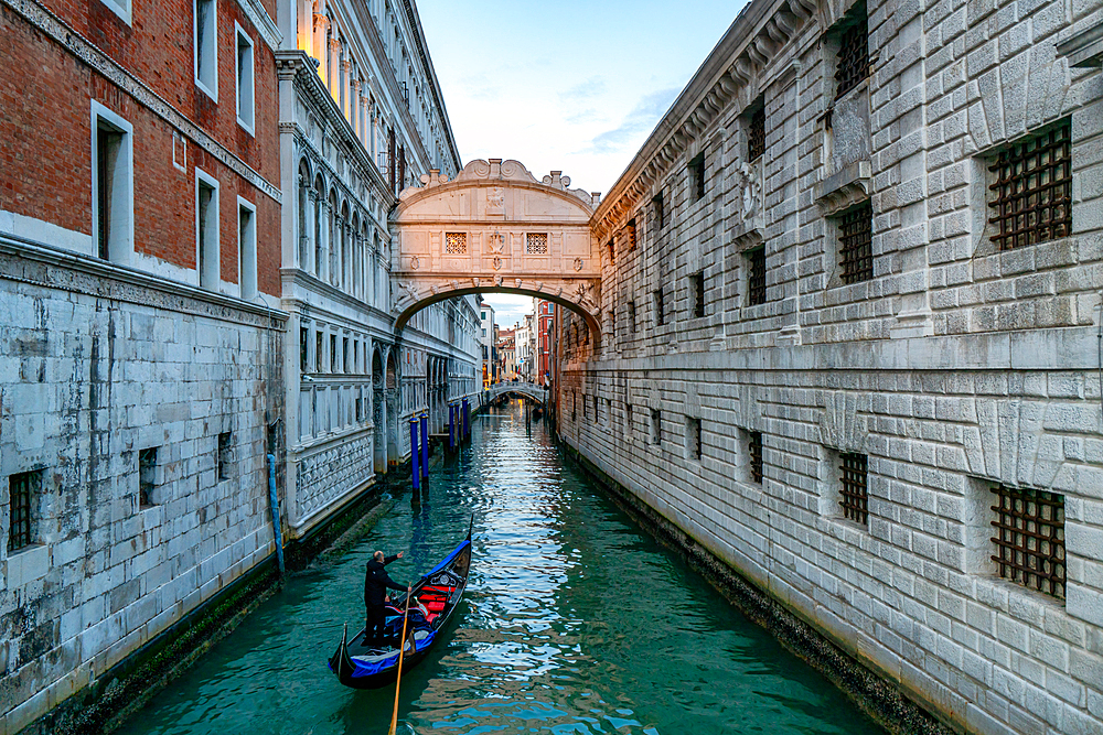 Bridge of Sighs over a Venice canal with gondolas at sunset, Venice, UNESCO World Heritage Site, Veneto, Italy, Europe