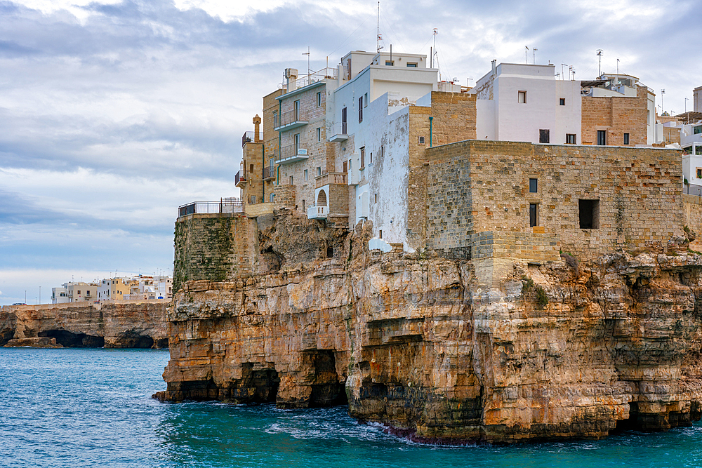 Polignano a Mare historic coastal city with traditional houses on the Adriatic Sea cliffs with turquoise water, Polignano a Mare, Apulia, Italy, Europe