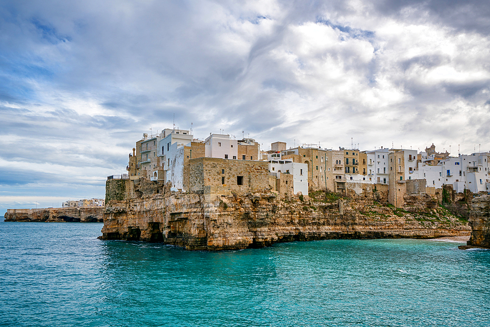 Polignano a Mare historic coastal city with traditional houses on the Adriatic Sea cliffs with turquoise water, Polignano a Mare, Apulia, Italy, Europe