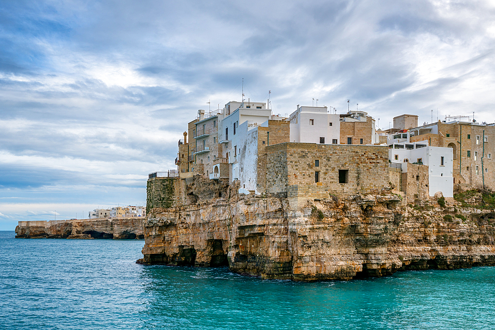 Polignano a Mare historic coastal city with traditional houses on the Adriatic Sea cliffs with turquoise water, Polignano a Mare, Apulia, Italy, Europe