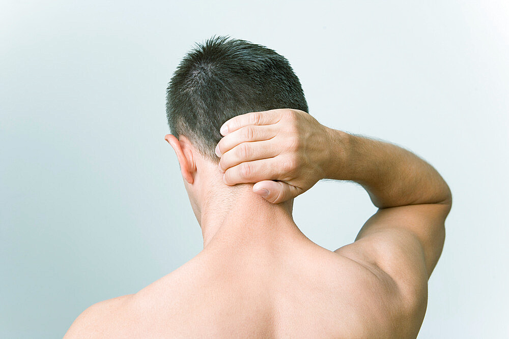 The Do In is an automassage technique of chinese origin, then imported in Japan. This technique is based on the pressure of certains points (acupressure) aiming at correcting body disorders. Pinch the nape going down. Aim : relieve torticolis.