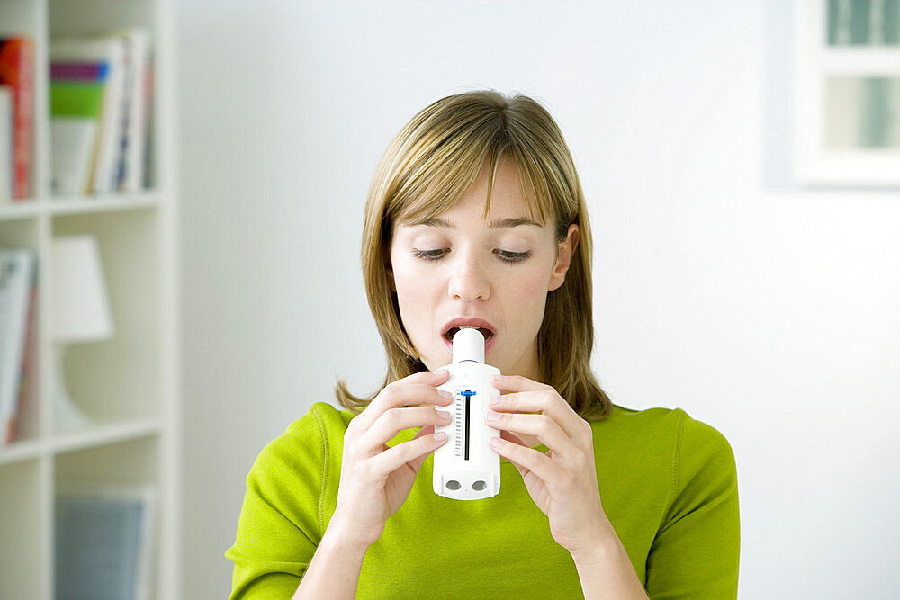 Spirometry consist in measuring the volume and the flow of air that a person is able to inhale and expire. This breath test can be used to detect COPD and asthma. Here the person used a peak flow meter that mesures the peak expiratory flow