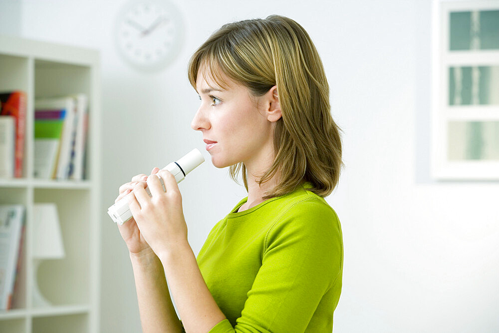 Spirometry consist in measuring the volume and the flow of air that a person is able to inhale and expire. This breath test can be used to detect COPD and asthma. Here the person used a peak flow meter that mesures the peak expiratory flow