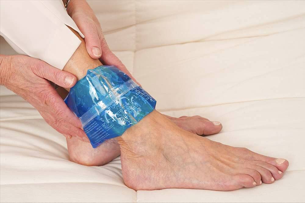 Hot and cold pack. For ankle pains the hot pack is used for rheumatisms, arthritis and arthrosis whereas the cold pack is used for sprains and tendinitis. The pad must be used with the protection cover.