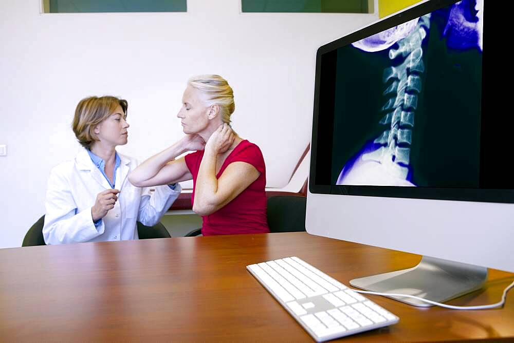 Female patient consulting for cervical pain.