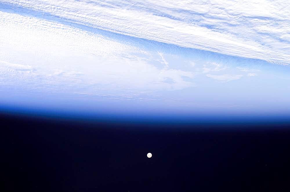 Full Moon, Earth's Horizon and Airglow from ISS