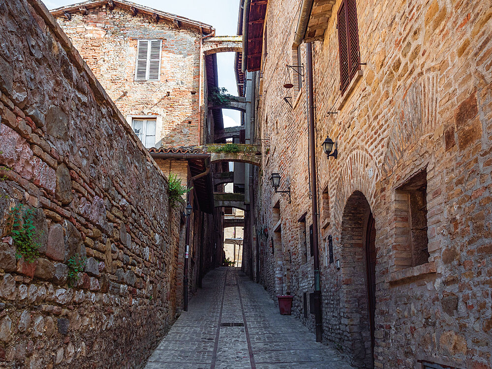 A typical street full of arches in Montefalco's old town, Montefalco, Umbria, Italy, Europe