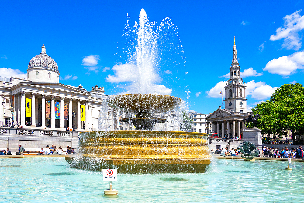 Fountain at Trafalgar Square, with the National Gallery and St. Martin-in-the-Fieldschurch in the background, London, England, United Kingdom, Europe