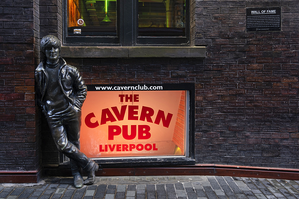 John Lennon Statue outside the Cavern Pub, Matthew Street, Liverpool, Merseyside, England, United Kingdom, Europe