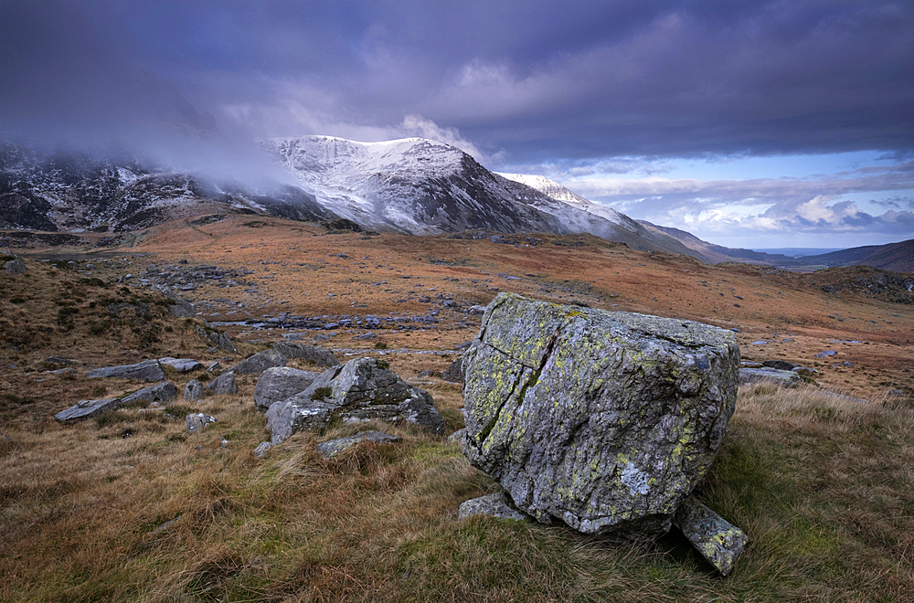 Glacial Erratic Boulder backed by the Glyderau Mountains, Cwm Idwal, Snowdonia National Park, Eryri, North Wales, United Kingdom, Europe