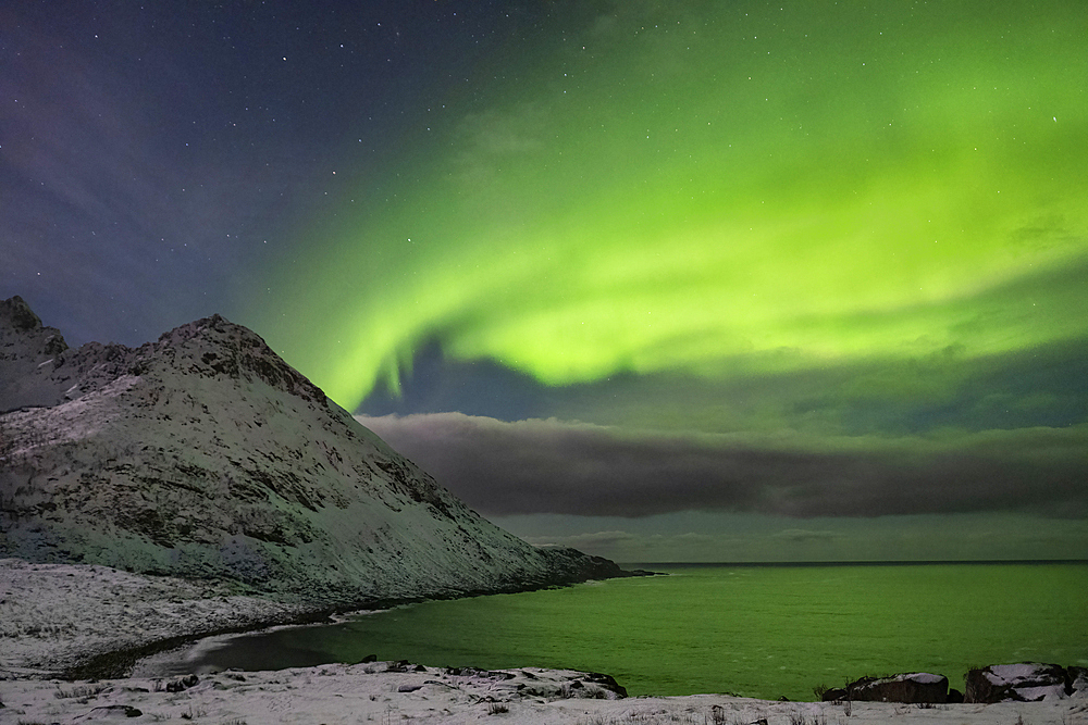 The Aurora Borealis (Northern Lights) over Skoytneset mountain and Mefjorden in winter, near Mefjordvaer, Senja, Troms og Finnmark county, Norway, Scandinavia, Europe