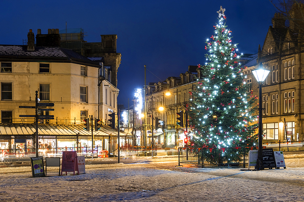 Christmas Tree and snow in Buxton at Christmas, Buxton, Derbyshire, England, United Kingdom, Europe