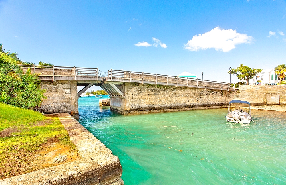 Somerset Bridge, the shortest opening drawbridge in the world, with a span of just 32 inches, enough to allow a sailing boat's mast to pass through, Somerset Island, Bermuda, North Atlantic, North America