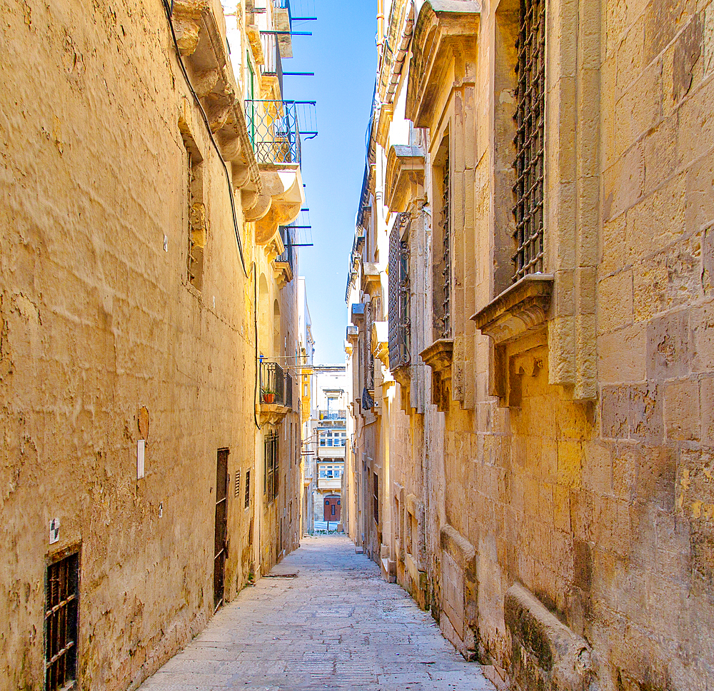 Alley in Valletta, the capital of Malta, Mediterranean, Europe