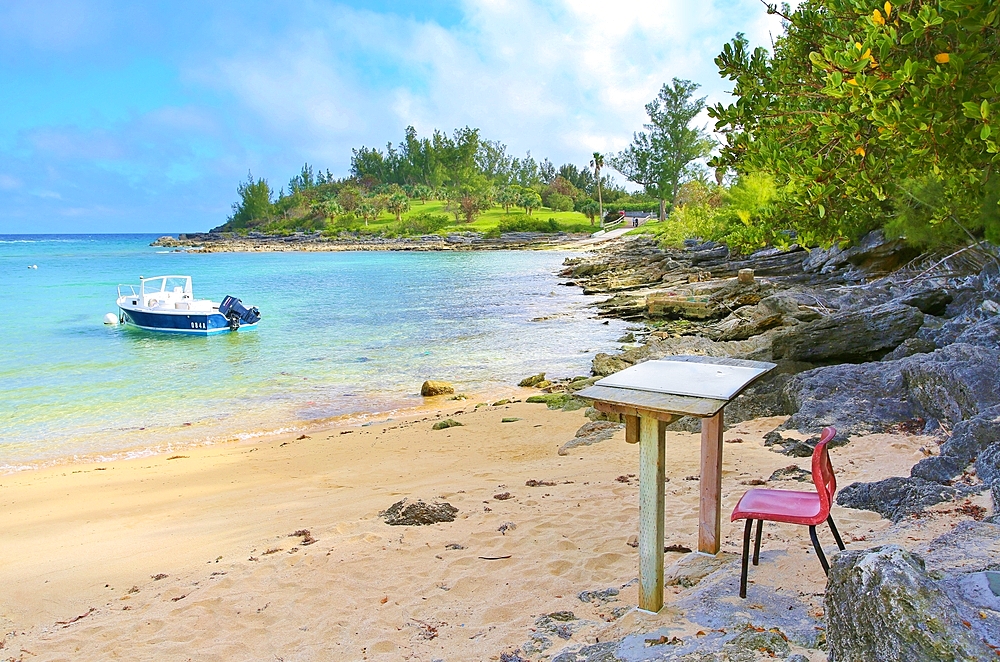 Table and chair at Devonshire Bay, Devonshire Bay National Park, Devonshire, Bermuda, Atlantic, North America