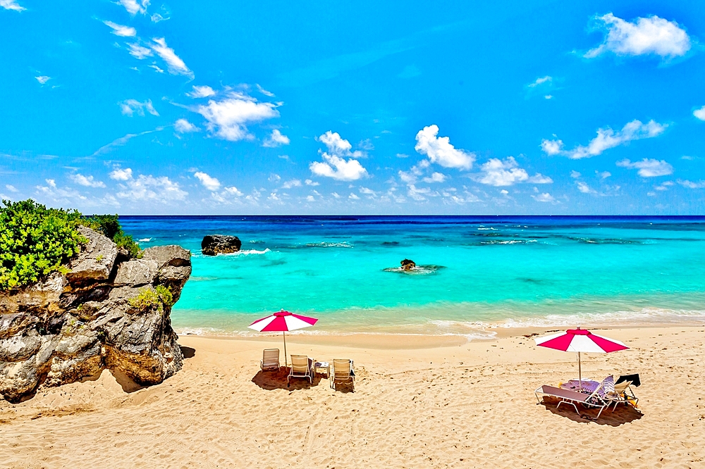 Beach with pink sand and turquoise water, Bermuda, North Atlantic