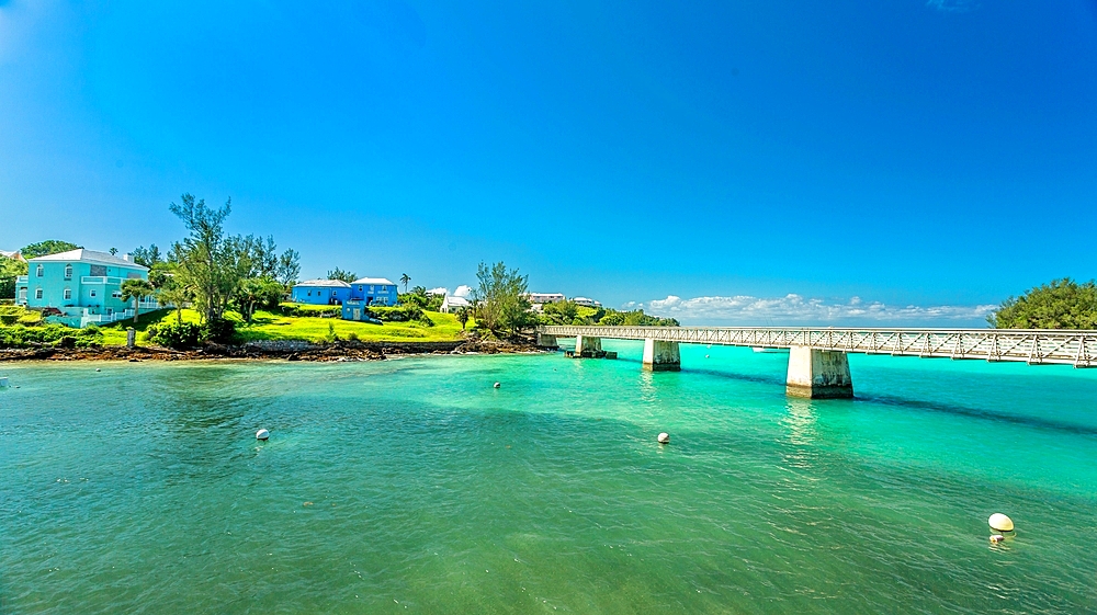 Bailey's Bay Footbridge, built in 2014, part of the Railway Trail used for hiking and cycling, following the disused railway track closed in 1948, Hamilton Parish, Bermuda, North Atlantic