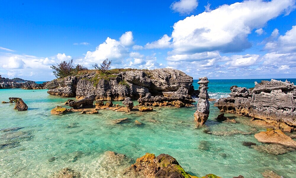 Tobacco Bay, at the North East of Bermuda, is a popular tourist attraction for its beach and snorkeling. It was the scene of Bermuda's Gunpowder Plot in 1775 when locals stole British gunpowder and sent it to America to arm those seeking independence.