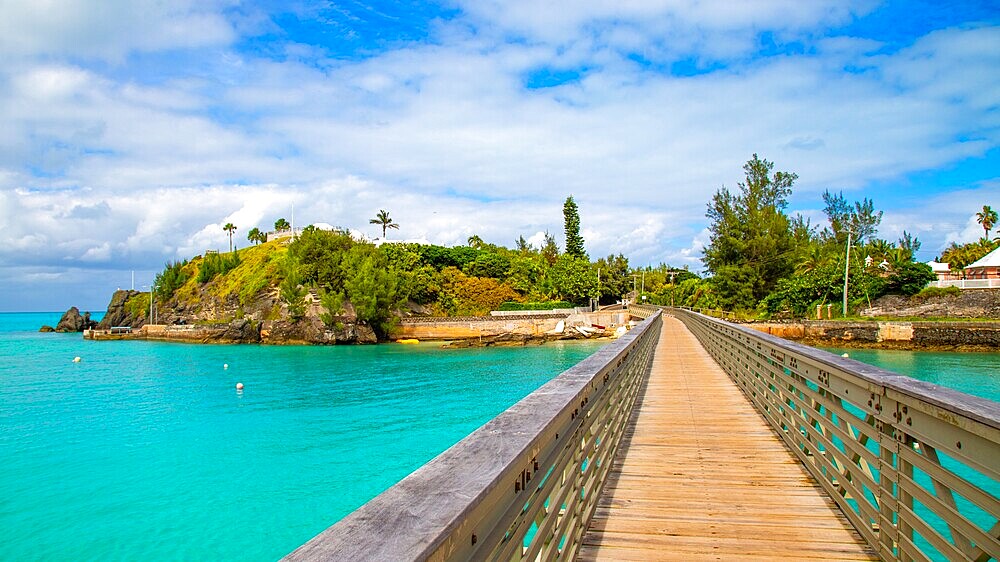 Bailey's Bay Footbridge, built in 2014, part of the Railway Trail used for hiking and cycling, following the disused railway track closed in 1948, Hamilton Parish, Bermuda, North Atlantic