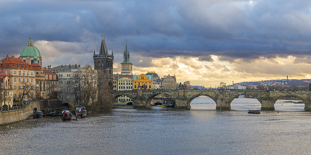 Charles Bridge and Church of Saint Francis of Assisi with Old Town Bridge Tower, UNESCO World Heritage Site Prague, Bohemia, Czech Republic (Czechia), Europe