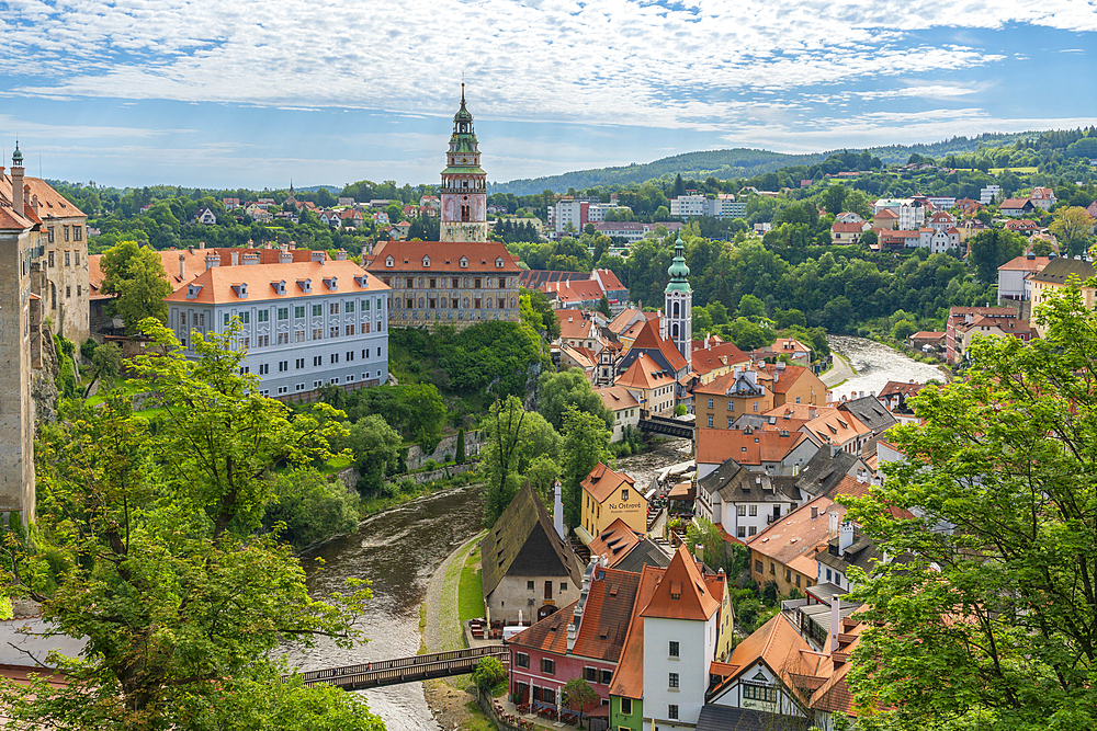 Vltava River by State Castle and Chateau Cesky Krumlov in town, UNESCO World Heritage Site, Cesky Krumlov, South Bohemian Region, Czech Republic (Czechia), Europe