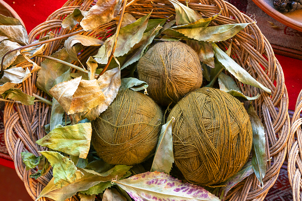 Brown balls of wool and dried leaves as natural dye, Chinchero, Sacred Valley, Urubamba Province, Cusco (Cuzco) Region, Peru, South America