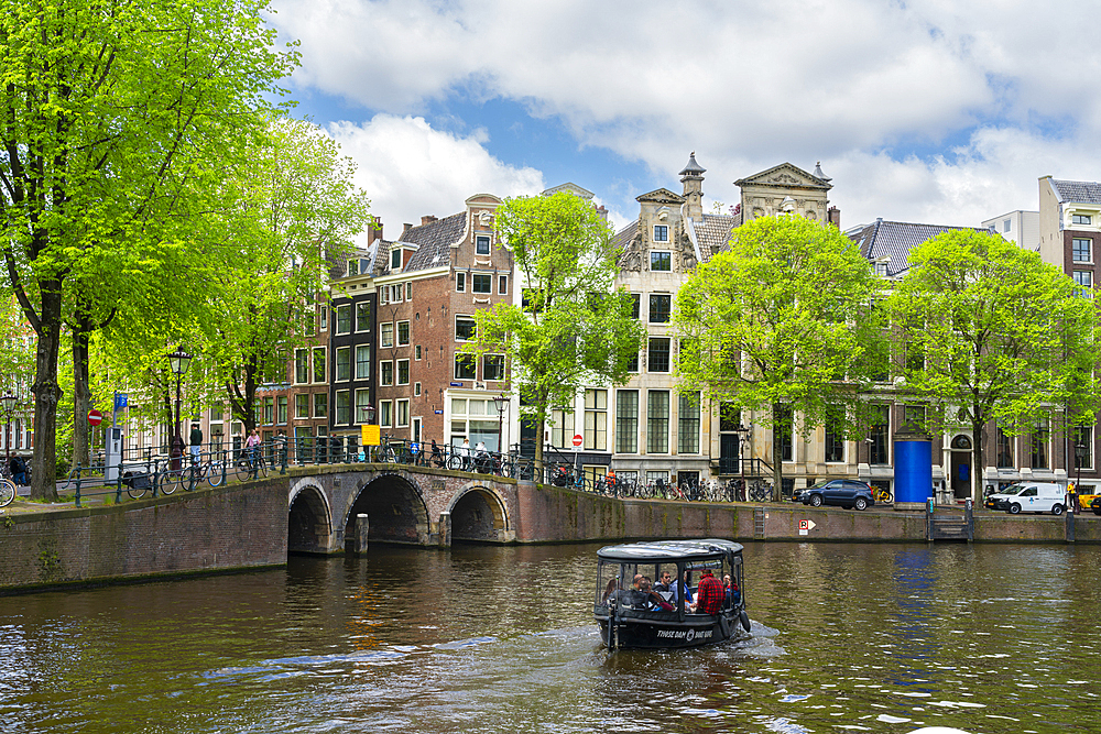 Tourist boat on Herengracht canal, Amsterdam, The Netherlands, Europe