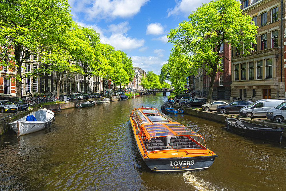 Tourist boat on Herengracht canal, Amsterdam, The Netherlands, Europe