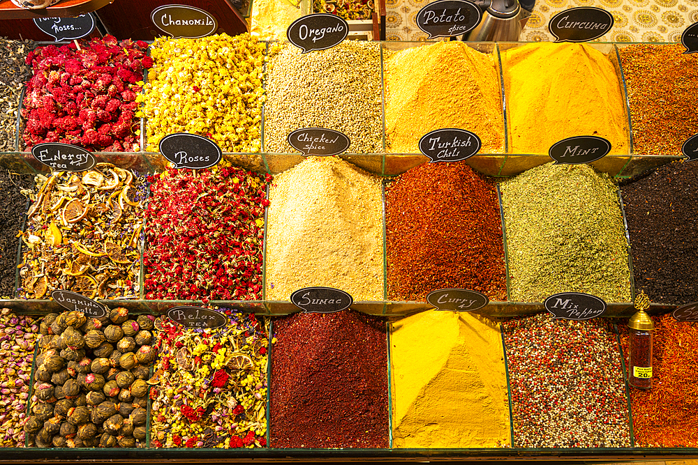 Different spices on display in store, Egyptian Bazaar (Spice Bazaar Market), Eminonu, Fatih District, Istanbul Province, Turkey, Europe