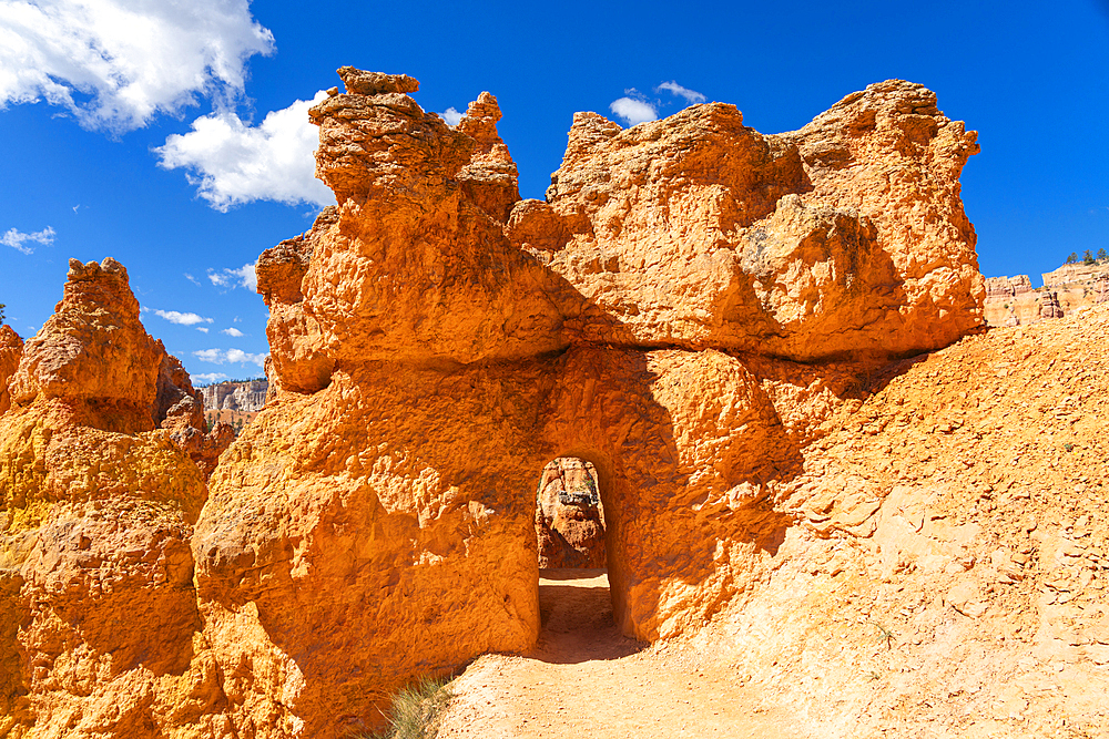 Natural arch, Queens Garden Trail, Bryce Canyon National Park, Utah, United States of America, North America