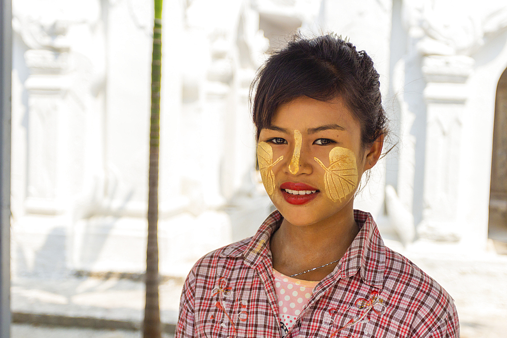 Young Burmese woman with leaves painted on her cheeks with thanaka, Sandamuni Pagoda, Mandalay, Myanmar (Burma), Asia