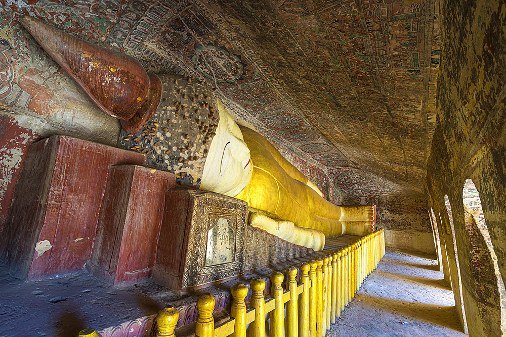 Reclining Buddha statue, Hpo Win Daung Caves (Phowintaung Caves), Monywa, Myanmar (Burma), Asia