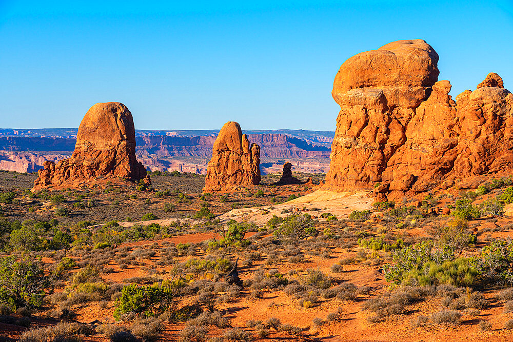 Rock formations near Turret Arch on sunny day, Arches National Park, Utah, USA