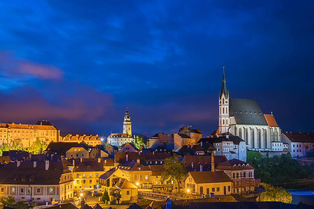 View of historic center of Cesky Krumlov dominated by St. Vitus Church at twilight, UNESCO World Heritage Site, Cesky Krumlov, South Bohemian Region, Czech Republic (Czechia), Europe