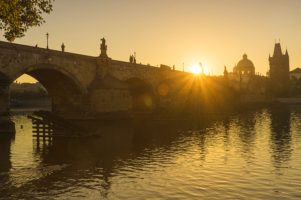 Charles Bridge at sunrise, UNESCO World Heritage Site, Prague, Bohemia, Czech Republic (Czechia), Europe