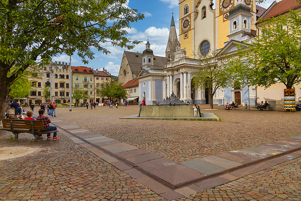 Cathedral Square and Baroque Cathedral, Brixen, Sudtirol (South Tyrol) (Province of Bolzano), Italy, Europe