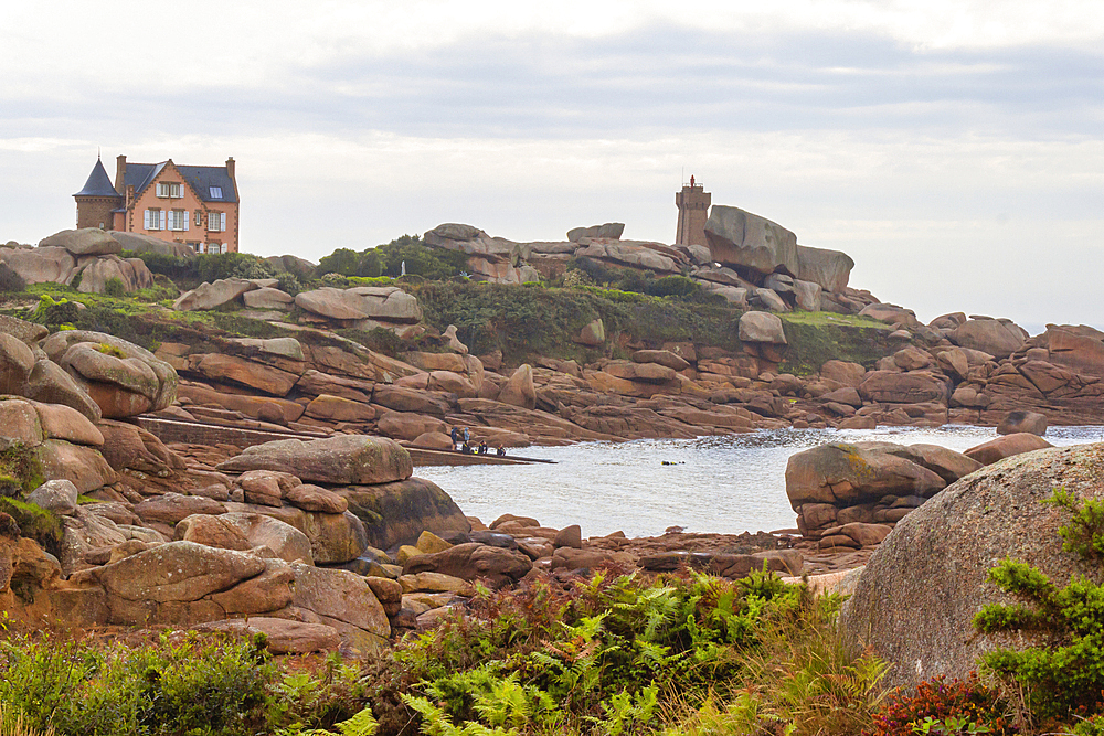 Pink Granite Coast (Cote de Granit Rose), Ploumanac'h, Perros-Guirec, Cotes-d'Armor, Brittany, France, Europe