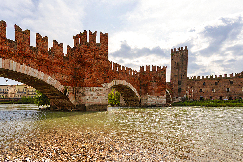 River Adige with the stone bridge Ponte Scaligero and Castelvecchio castle, Verona, Verona district, Veneto, Italy, Europe