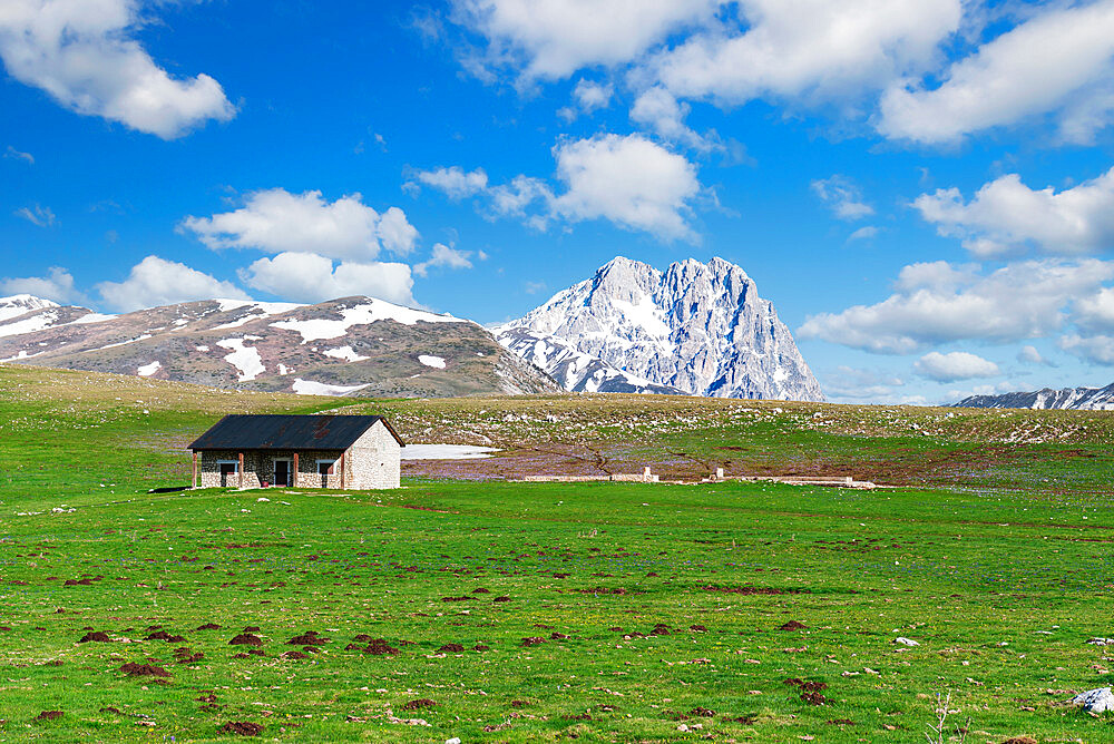 Isolated house among meadows on the Campo Imperatore plateau, Gran Sasso National Park, Apennines, Abruzzo, Italy, Europe