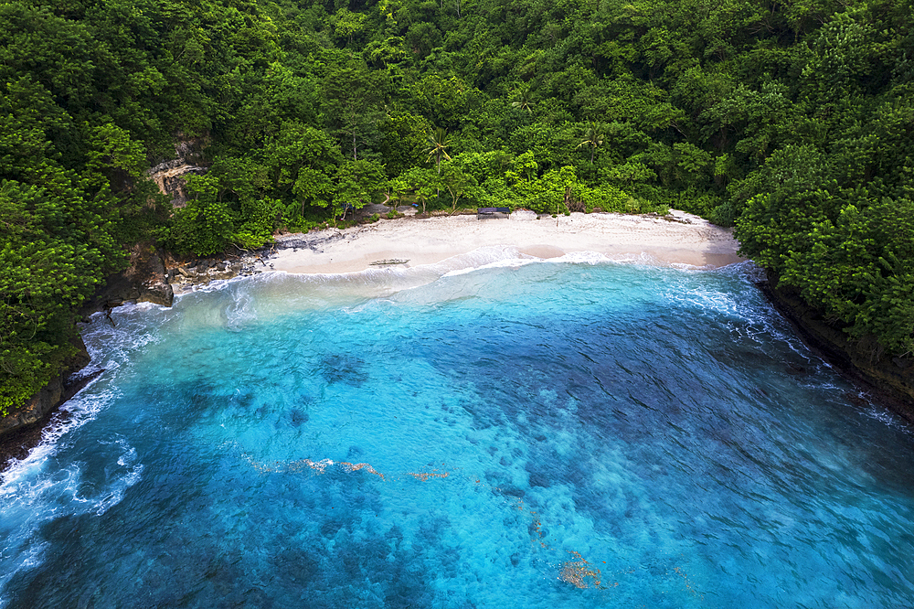 Tropical Indonesian beach of Nusa Penida island with turquoise and crystal sea water, aerial shot, Crystal Bay, Nusa Penida, Klungkung regency, Bali, Indonesia, Southeast Asia, Asia