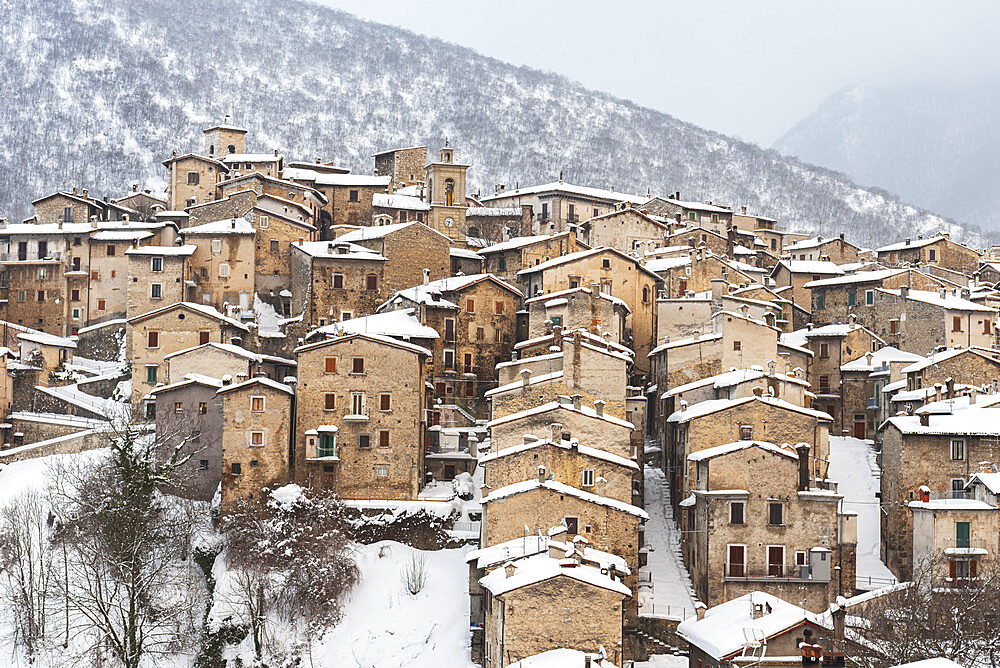 Snow covered medieval village of Scanno, Abruzzo National Park, Apennines, L'Aquila province, Abruzzo, Italy, Europe